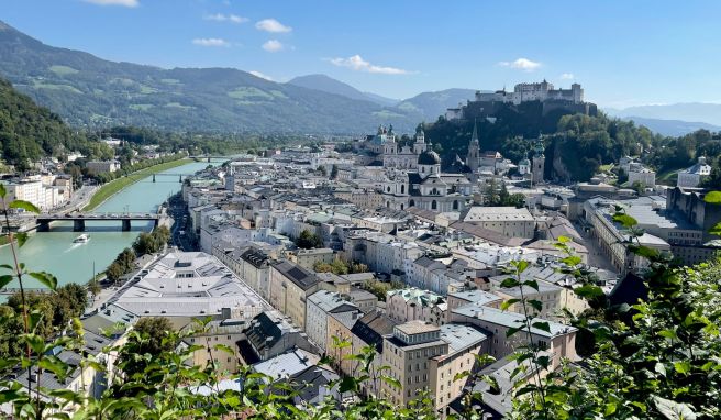 Ausblick vom feinsten: Vom Mönchsberg aus können Touristinnen und Touristen einen guten Blick auf Salzburg bekommen.