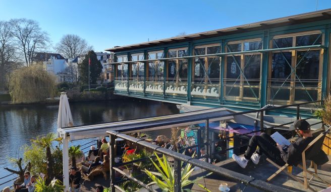 Von der Monkey Beach Bar blickt man auf den Alsterkanal, der Innenbereich des Restaurants schwebt teils über dem Wasser.