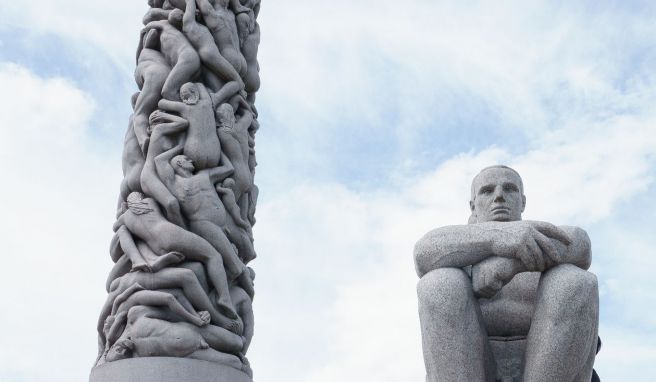 Ein Monolith aus verschlungenen Körpern überragt die übrigen Skulpturen im Vigelandpark.