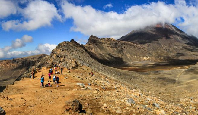 Vom Kesselrand des South Crater blickt man rechts auf den Mount Ngauruhoe, der die Vorlage für den Mount Doom in der «Herr der Ringe»-Verfilmung lieferte.