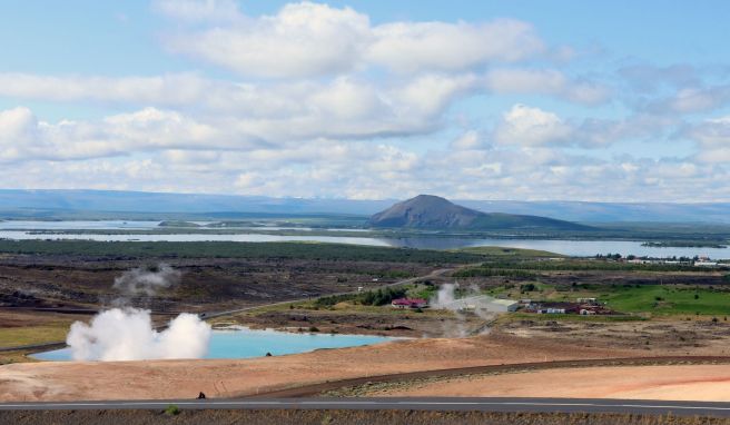 Blick auf den Mývatn-See: Er ist vor mehr als 2000 Jahren nach einem Vulkanausbruch entstanden.