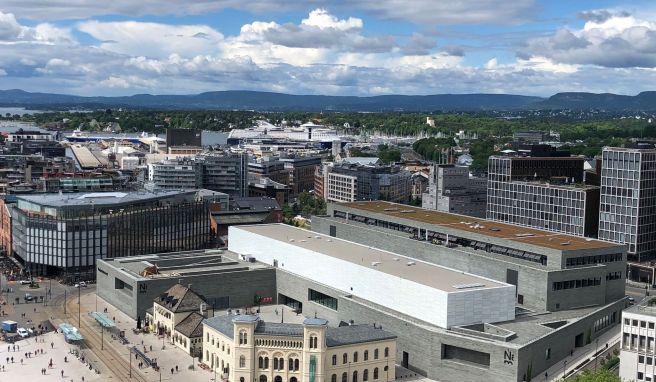 Von außen eher Typ funktionales Behördengebäude, zeigt das Nationalmuseum in Oslo vor allem im Inneren seine Pracht. Das ältere Gebäude im Vordergrund ist das Nobel-Friedenszentrum.