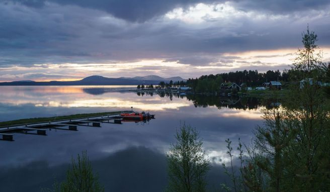 Kurz vor Mitternacht am Ufer des Femundsees: Die letzte Nacht im Femundsmarka-Nationalpark, während das Sommerlicht im Wasser schimmert.