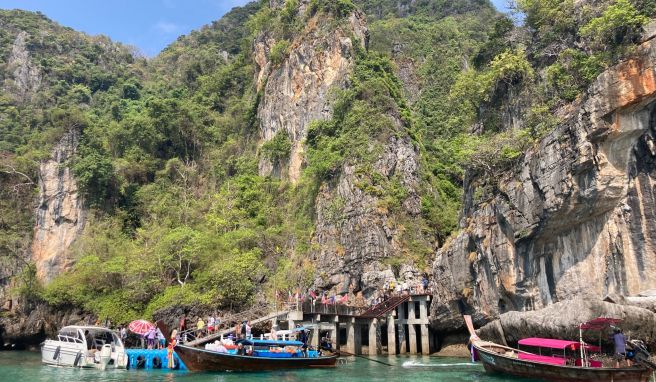 Die Boote ankern jetzt auf der anderen Seite von Phi Phi Leh. Von dort müssen Besucher zu Fuß über Holzstege zur Maya Bay laufen.