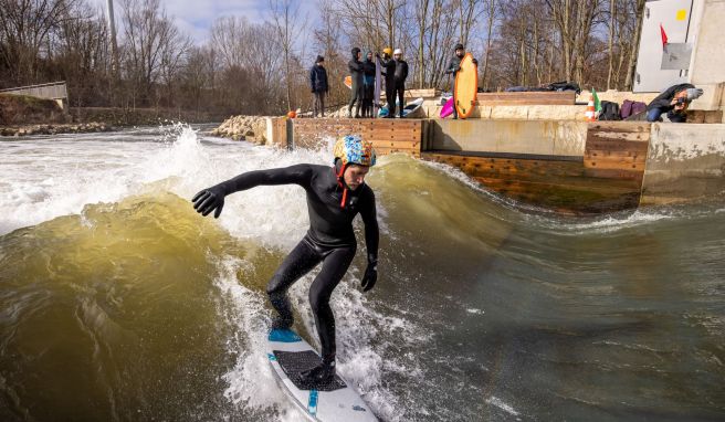 Surfen ohne Meer: Flusswelle in Nürnberg wird eröffnet