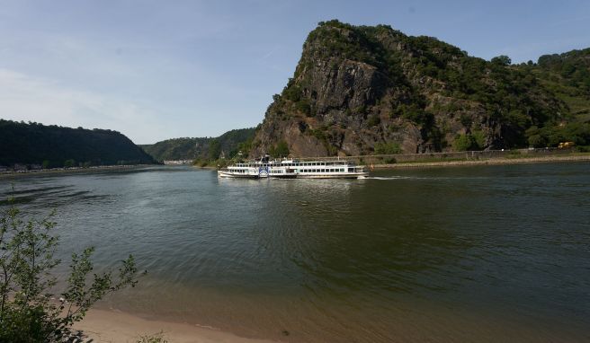 Der Raddampfer «Goethe» passiert den Loreleyfelsen bei St. Goar.