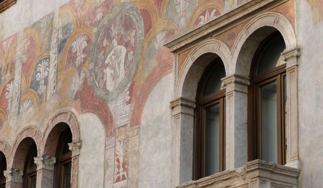 Auf der Fassade des Palazzo Alberti Colico überlagern sich zwei Fresken aus dem 15. und 16. Jahrhundert.