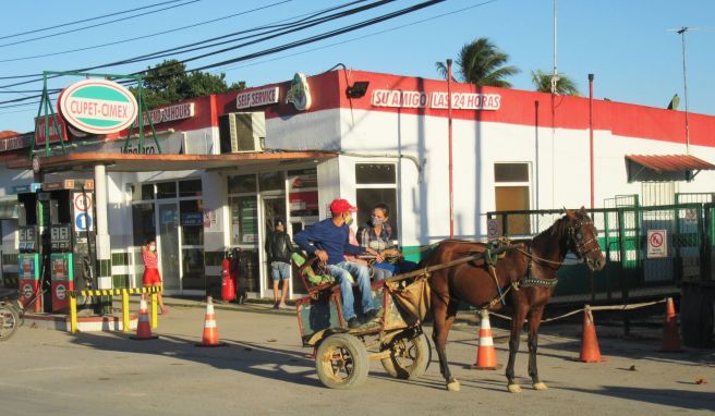 Auch Pferdegespanne gehören zum Straßenbild von Viñales.