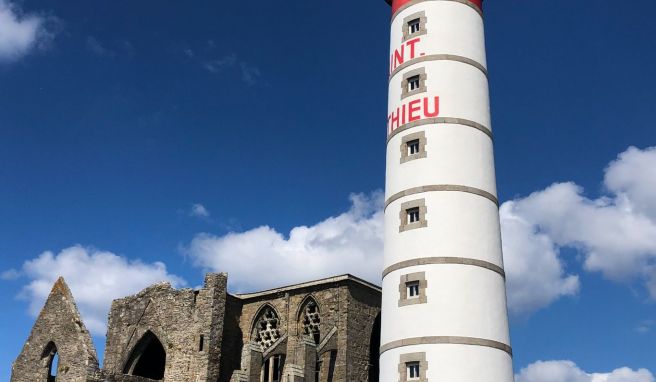 Der Phare Saint-Mathieu ist seit 1835 in Betrieb. Bereits im Mittelalter entfachten Mönche an diesem Ort offene Feuer als Orientierungshilfe für Seefahrer.