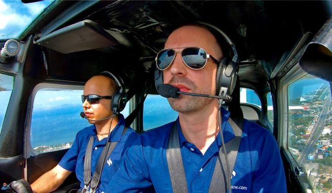 Behalten Wetter und Gäste im Blick: die Piloten von Siam Seaplane.