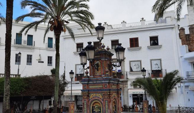 Die Plaza de España samt Zierbrunnen ist der zentrale Anlaufpunkt in Vejer de la Frontera.