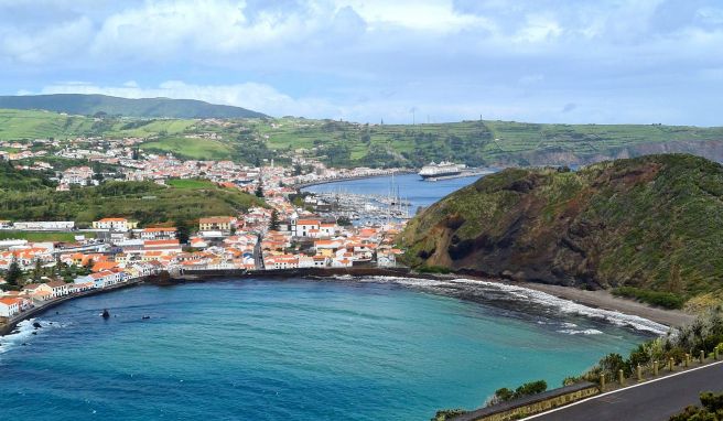 Blick auf Horta. Im Vordergrund ist die Bucht Porto Pim zu sehen. Einst landeten hier die Walfänger.