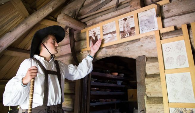 Im Preskar Museum auf der Velika planina erklärt Hirte Žan, wie das Leben auf der Hochalm in früheren Zeiten aussah.