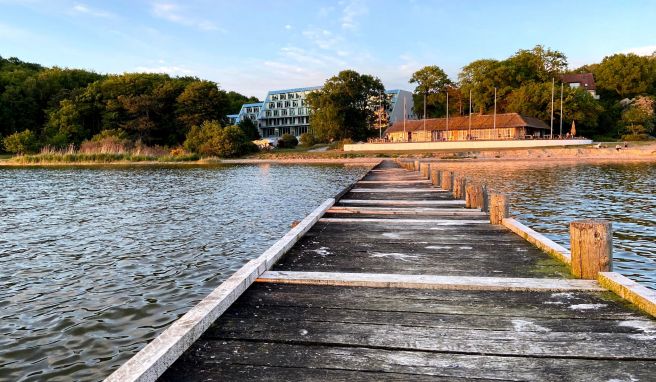 Das Gelände der «Project Bay» auf Rügen schmiegt sich an den Bodden-Strand.