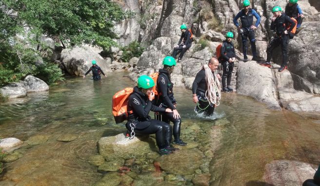 Richtig ausgerüstet für die Tour durch die Purcaraccia: Helm, Neoprenanzug, Klettergurte sowie spezielle Schuhe und Rucksäcke.