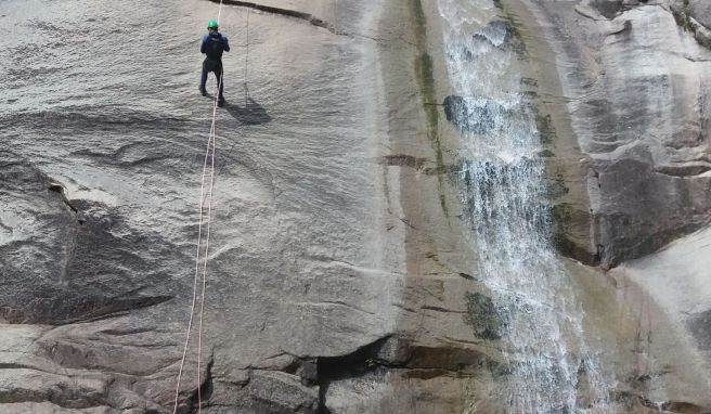 Die größte Herausforderung während der Purcaraccia-Tour: Abseilen neben einem Wasserfall.