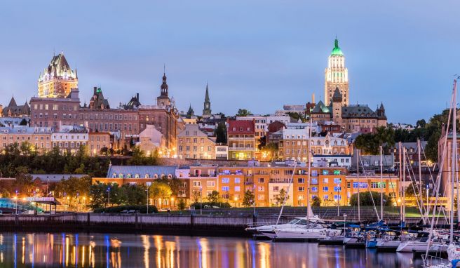 Startpunkt der Kreuzfahrt ist Québec City: Bevor das Schiff ablegt, empfiehlt sich eine Stadtbesichtigung. Sehenswerter Teil von Québecs Altstadt ist unter anderem die Unterstadt rund um Place Royale und Hafen.