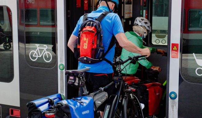 Fahrräder kosten extra und ihre Mitnahme kann laut Bahn nicht immer garantiert werden.