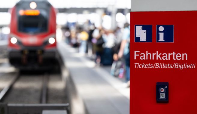 Die Bahn kommt hoffentlich pünktlich: Mit der Zahl der Umstiege auf einer Reise steigt auch das Risiko, einen Zug zu verpassen.