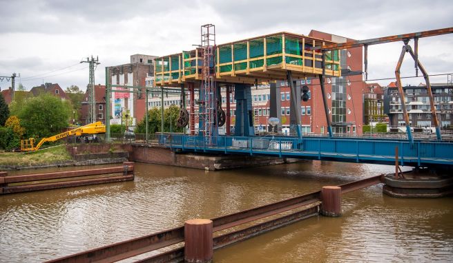 Marode Emder Eisenbahnklappbrücke öffnet Ende Mai wieder