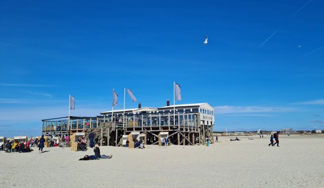 Das Arche Noah am zentralen Strandabschnitt im Ortsteil Bad ist eines von fünf Restaurants, die entlang des Strands auf Pfählen stehen.