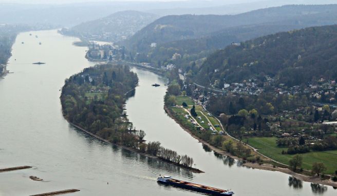 Der Blick auf den Rhein vom Drachenfelsen.