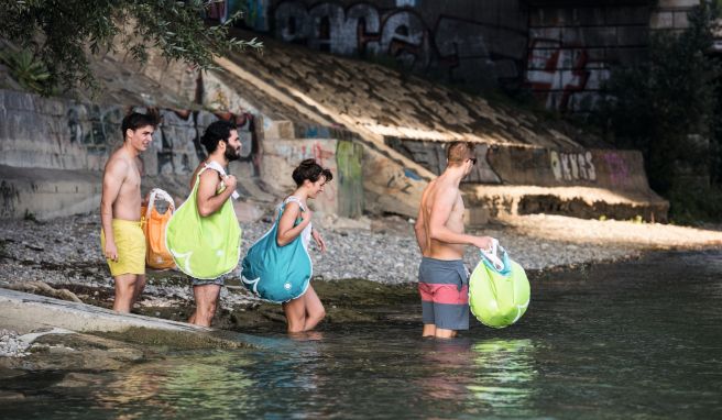 Auf zum «Schwumm»: An heißen Sommertagen pilgern die Basler zum Rhein.