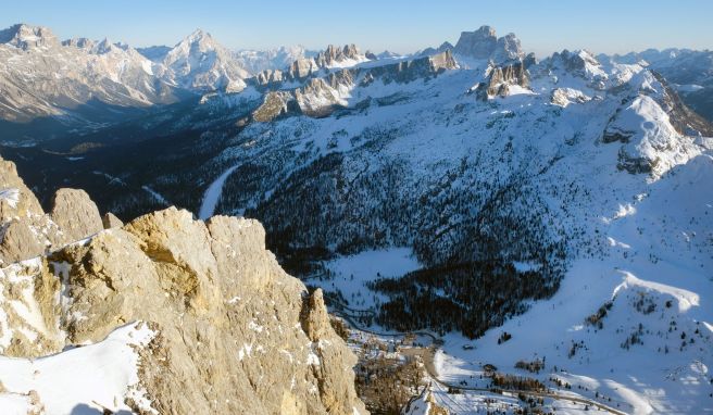 Vor der letzten Abfahrt: Vom Rifugio Lagazuoi fliegt der Blick über die Dolomiten.