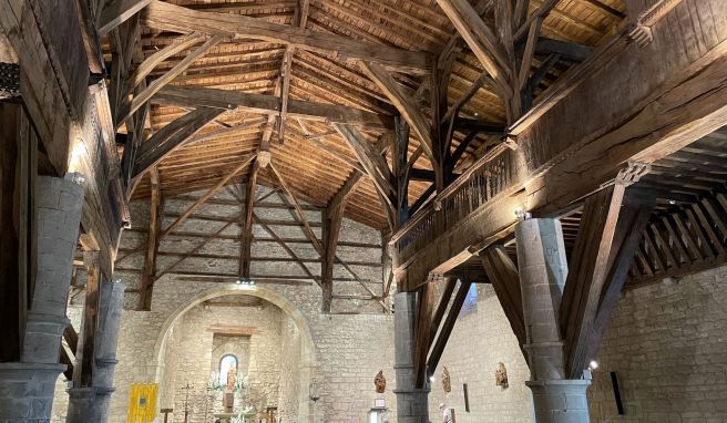 Die Wallfahrtskirche Santa Maria La Antigua bei Zumarraga beeindruckt mit ihrem Deckengewölbe aus Eichenholz.