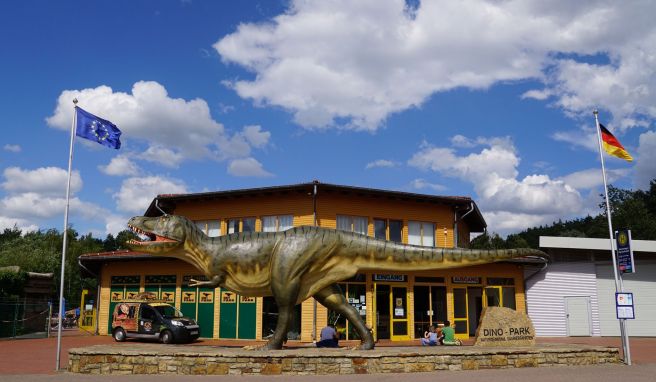 Der Saurier-Park in Münchehagen lockt mit Nachbildungen von Dinos - und echten Spuren der ausgestorbenen Giganten.