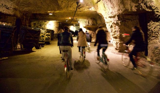 Mit dem Fahrrad durch den Weinkeller: Das geht - im Schaumweinhaus Bouvet Ladubay.