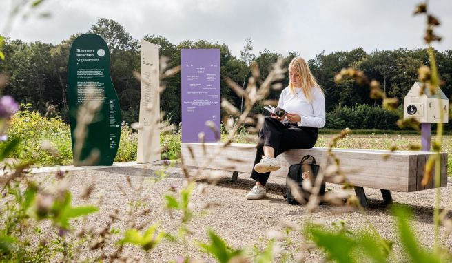 Entlang des Weges befinden sich Schautafeln mit Infos rund um das Leben und Wirken der Lyrikerin und Literatin.