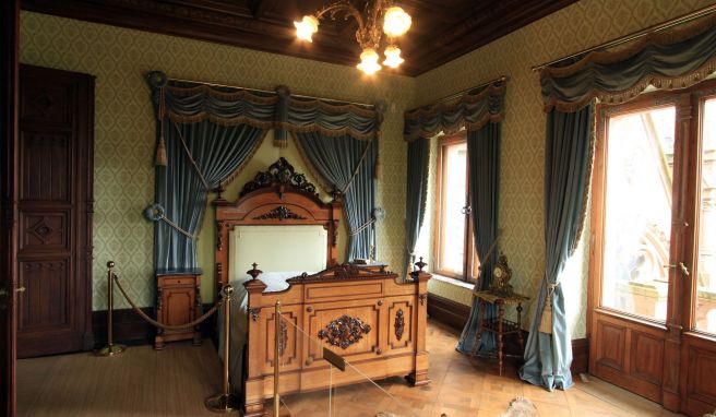 Im Schloss Drachenburg in Königswinter lässt sich auch ein Blick ins frühere Schlafzimmer des Erbauers Stephan von Sarter (1833-1902) werfen.