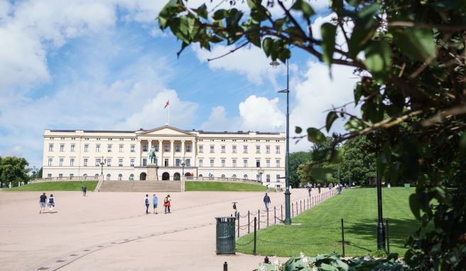 Am Ende der Karl-Johans-Prachtstraße liegt das Königliche Schloss - es ist der offizielle Sitz der königlichen Familie.