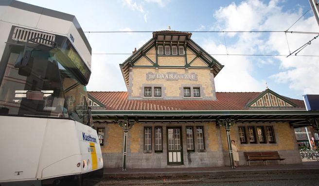 De Haan ist seit 1886 an die Strecke der Küstentram (Kusttram) angeschlossen.