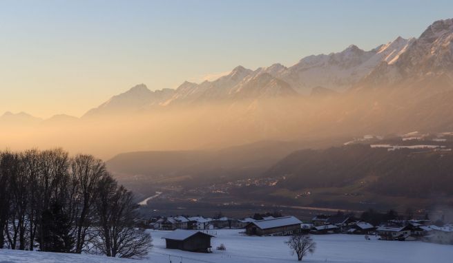 Sonnenaufgang über der Gemeinde Weerberg in Österreich: Wer zu Fuß hoch hinauf will, muss früh aufstehen.