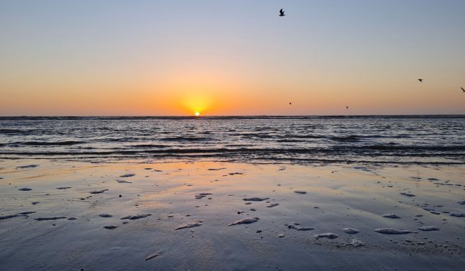 Beim Anblick solch eines Sonnenuntergangs versteht man die Anziehungskraft der Nordsee.