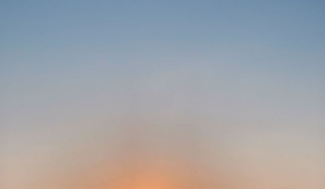 Blauer Himmel, ruhige See, Sonnenuntergang: So stellt man sich eine Traumkulisse fürs Segeln vor.