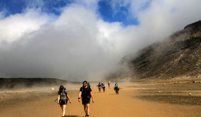 Wolken ziehen beim Durchqueren des South Crater über den Hang hinauf.