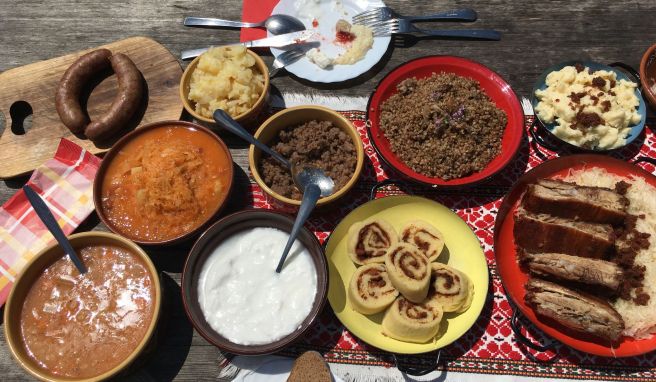 Sterz, Quarkstrudel, Braten und mehr: So sieht es aus, wenn auf der Velika planina traditionell aufgetischt wird.