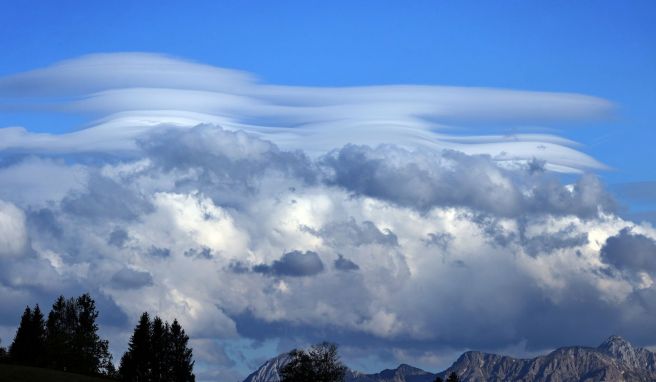 Dunkle Wolken am Horizont? Spezielle Apps warnen vor möglichen Unwettern.