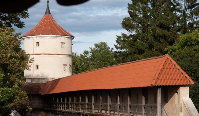 Gut für Schlechtwettertage: Der Stadtmauer-Rundgang in Nördlingen ist fast durchgängig überdacht.