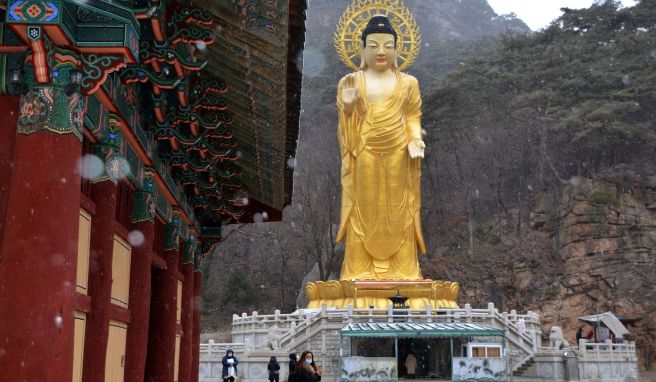 Die Anlage ist berühmt für die mehr als 30 Meter hohe, goldene Statue von Maitreya, des «Buddhas der Zukunft».