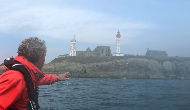 Vom Boot aus wird deutlich, wie schroff die Küste ist und wie hoch der Phare Saint-Mathieu über dem Meer steht.