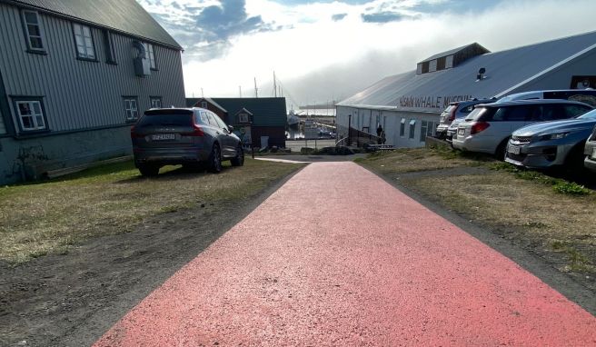 Erinnerung an großes Kino: Der «rote Teppich» auf der Straße in Húsavík wurde gemalt, als ein Song über die Stadt für den Oscar nominiert war.