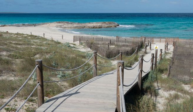 Das Meer wartet: Stegzugang zum Strandbereich Llevant im Norden.