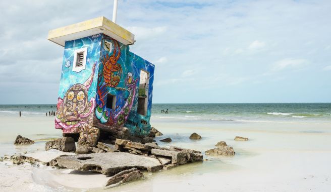 Weißer Sandstrand und kristallklares Wasser: Auf Holbox lässt es sich aushalten.