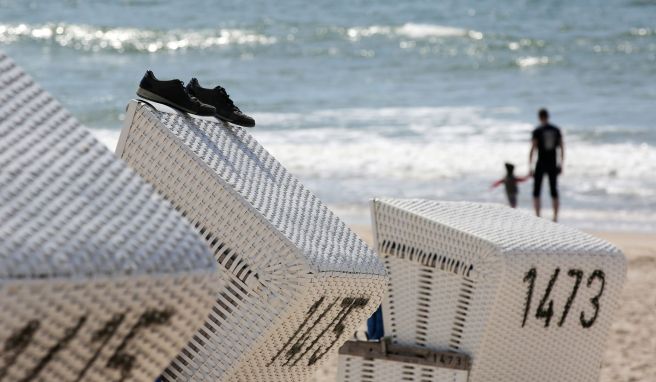 Schuhe aus und rein mit den Füßen ins Wasser: Auf Sylt suchen viele Urlauber vor allem Entspannung.