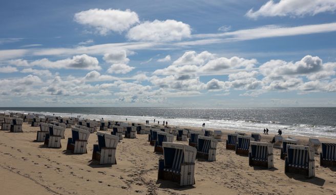 Sind freie Strandkörbe bald Mangelware auf Sylt? Die Insel stellt sich nach dem Start des 9-Euro-Tickets zumindest schon mal auf mehr Besucher als sonst ein.