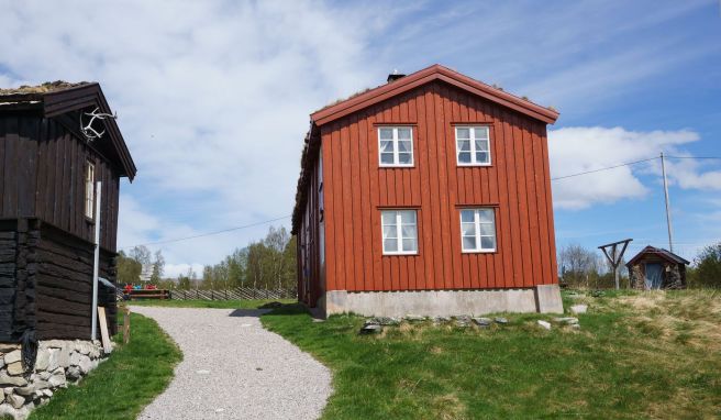 Die Svukuriset-Hütte ist ein typisch skandinavisches Holzhaus - und leider geschlossen, als wir dort vorbeikommen.